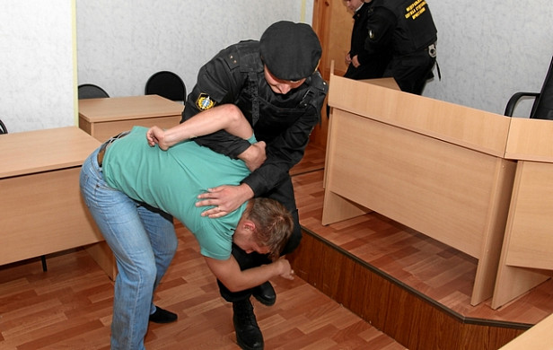 В Шуйском горсуде один участник процесса набросился на другого